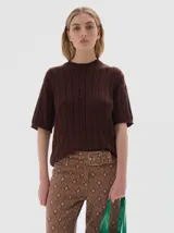 Buzo tejido de manga corta color rojo, con cuello redondo y diseño de punto acanalado y trenzado.