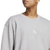 Buzo de cuello redondo Adidas, confeccionado en tejido de felpa francesa suave. Presenta un corte holgado, puños y ruedo acanalados, y el logo de la marca bordado sutilmente en el centro del pecho.