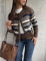 Saco tejido de punto con diseño a rayas horizontales en tonos marrón, blanco y gris. Presenta cuello redondo, cierre frontal con botones y mangas largas.