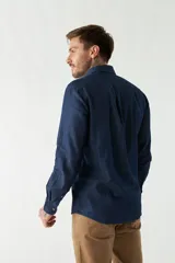 Camisa de jean azul con fit regular, manga larga, logo bordado, bolsillo y cartera con botones.