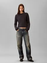 Remera de manga larga Calvin Klein confeccionada en tejido waffle de color gris oscuro, con cuello redondo y ribete negro en contraste.