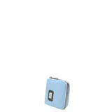 Billetera compacta de tela color celeste, con cierre perimetral y parche frontal con logo de la marca.