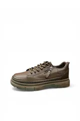 Zapatos marrones estilo casual de cuero sintético, con cordones, suela gruesa texturizada y detalle de cierre lateral decorativo.