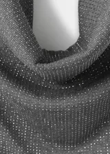 Top de fiesta sin mangas con cuello drapeado y espalda abierta. Presenta un diseño entallado y corto con aplicación de strass brillante.