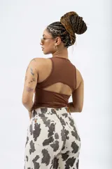 Musculosa negra de cuello redondo y corte crop, con un pequeño logo en la parte inferior.