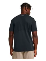 Remera deportiva Under Armour de manga corta, confeccionada en tejido técnico sin costuras con zonas de ventilación estratégicas. Presenta un diseño liso en color negro con el logo de la marca en tono contrastante en el pecho.