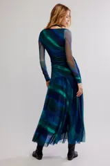Vestido largo de tul con estampado degradado en tonos azules y verdes, manga larga, escote bote y diseño drapeado en el torso.