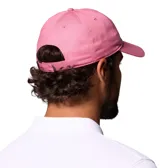 Gorro tipo gorra con visera de marca Columbia, color rosado, con diseño clásico de paneles y el logo bordado en tono más claro en el frente.