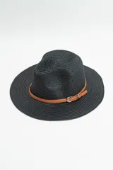Sombrero tipo fedora de paja trenzada en color negro, con una cinta decorativa de cuero sintético color suela que incluye una hebilla metálica ajustable.