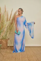 Vestido largo de tul con diseño degradado en tonos azul y rosado, de corte túnica con una sola manga larga acampanada y escote asimétrico. Incluye forro interior.