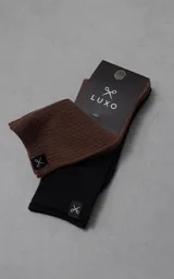Pack de dos pares de medias de algodón con textura acanalada, una en color negro y otra en color chocolate. Ambas cuentan con una pequeña etiqueta textil con el logo de tijeras en el borde superior.