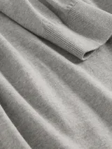 Buzo de punto con cuello en V, manga larga y puños y ruedo acanalados.