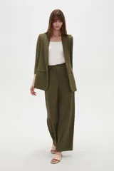 Blazer entallado de viscosa liso en color verde militar, con mangas tres cuartos y bolsillos frontales con solapa.