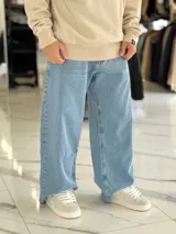 Pantalón de jean de corte super baggy, tiro medio y diseño holgado en color azul con efecto lavado.