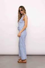 Blusa celeste con rayas verticales blancas, escote en V y cierre frontal con lazos.