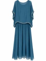 Vestido largo color azul de gasa, con diseño de capa superior superpuesta que forma mangas amplias y detalle de pedrería brillante en los bordes y el dobladillo inferior de la capa.
