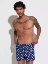 Bóxer Kevingston de algodón blanco con estampado integral de labios rojos. Cuenta con cintura elastizada y etiqueta de la marca en el frente.