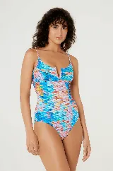Traje de baño enterizo con estampado de escamas multicolores, breteles finos y escote en V con detalle de cierre.