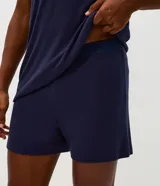 Conjunto de pijama masculino compuesto por una remera de cuello redondo y mangas cortas, y una bermuda con cintura elástica. Presenta un diseño liso en color azul marino con textura acanalada.