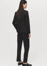 Pantalon de vestir de corte recto, con tiro medio, trabillas para cinturón, bolsillos laterales y bolsillos traseros de ribete.