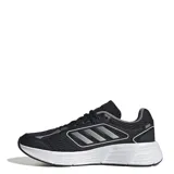 Championes de running Adidas Galaxy Star, color negro con detalles en gris y suela blanca con tecnología de amortiguación Cloudfoam. Presentan diseño de malla transpirable con refuerzos sintéticos y las tres tiras características de la marca en los laterales.