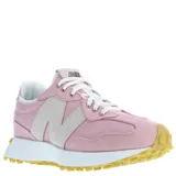 Championes urbanos New Balance modelo 327, color rosa con detalles en beige. Presentan el logo N característico en el lateral, cordones blancos y una suela de goma con relieve que se extiende hacia la parte trasera.