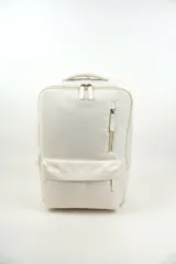 Mochila de poliéster color gris claro, de diseño minimalista con compartimento principal amplio, bolsillo frontal con solapa y cierre vertical lateral.