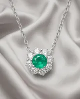 Collar de plata 925 con dije en forma de flor, compuesto por una piedra natural de turmalina verde central rodeada por pequeñas circonias brillantes.