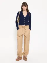 Babucha color beige confeccionada en gabardina lisa, con bolsillos cargo. Tiene ajuste de lazo en la cintura y en el ruedo.