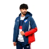 Campera deportiva Umbro del Club Nacional de Football, con capucha, cierre frontal y diseño tricolor en azul, blanco y rojo. Presenta el logo de la marca y el escudo del club en el pecho.