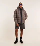 Campera puffer deportiva Get Over, color negro, con capucha, cierre frontal por cremallera y puños elásticos. Diseño acolchado sin costuras visibles.