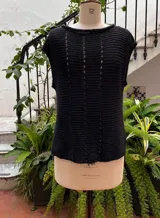 Chaleco tejido a mano en dos agujas con hilado 100% baby alpaca teñido artesanalmente, color magenta matizado. Diseño ligeramente oversize, de hombros anchos y cuello tipo bote, con puntos calados en frente y espalda y tajos a los lados en el bajo.