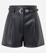 Short de poliuretano color negro, de corte recto con pinzas frontales y largo corto. Incluye un cinturón fino con hebilla y pasantes metálicos.