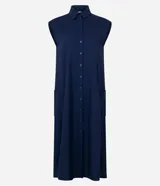 Vestido chemise midi azul marino de Marfinno, confeccionado en mezcla de lino y viscosa. Presenta cierre frontal de botones, cuello camisero, sin mangas y bolsillos laterales.