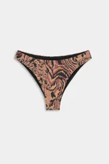 Bombacha de bikini vedetina con estampado de tigre en tonos marrones y negros.