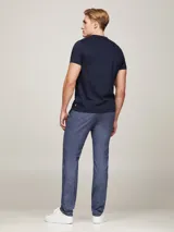 Remera azul marino de corte slim, confeccionada en tejido interlock de algodón elástico. Tiene cuello redondo y logo de Tommy Hilfiger bordado en el pecho.