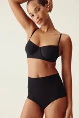 Pack de dos bombachas negras de microfibra con tiro alto y efecto moldeador leve en cintura y glúteos. Presentan un diseño de cobertura total en la parte trasera y ribetes cortados por láser para un acabado invisible bajo la ropa.