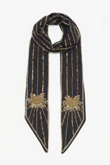 Pañuelo tipo corbatín de color negro, con diseño alargado y bordados de lentejuelas y canutillos dorados que forman rayas verticales y un corazón en cada extremo.