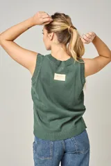 Chaleco verde de tejido de algodón calado, sin mangas y con cuello redondo. Tejido a mano en Uruguay.