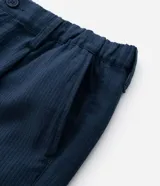 Bermuda masculina texturizada color azul marino, confeccionada en algodón, con elástico y lazo en la cintura, y bolsillos laterales.