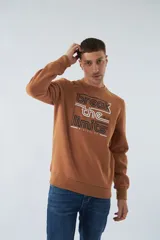 Buzo negro de felpa con cuello redondo, puños y mangas largas. Presenta un estampado con la frase "break the limits" y logo en goma.