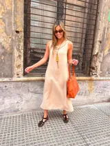 Vestido largo camel de mezcla de lino con caída fluida, cuello volcado y diseño sin mangas de silueta holgada.