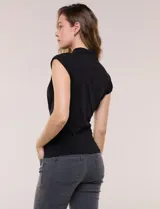 Blusa de tejido de punto negro con cuello alto drapeado, manga corta estilo sobrehombro y detalle de nudo asimétrico con frunce en la cintura frontal.