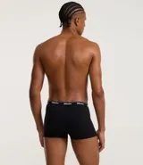 Calzoncillo tipo bóxer de la marca Mash, confeccionado en algodón con elástico en la cintura que presenta el logo de la marca estampado.