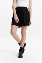 Short negro de lino y algodón con cintura elastizada y calce relajado.