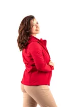 Campera marrón de neopreno con cierre frontal y bolsillos laterales con cierre.