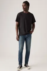Jean Levi's modelo 512 Slim Taper Performance en color azul, con diseño de corte ajustado y botamanga cónica.