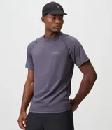 Remera deportiva de hombre Get Over color gris, con mangas raglán, cuello redondo y estampa frontal pequeña.
