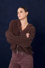Cardigan de punto color marrón chocolate, de calce relajado, con cierre frontal de botones, mangas amplias y capucha integrada.