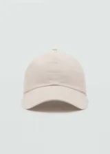 Gorro tipo gorra con visera, color beige, confeccionado en mezcla de algodón y lino, con cierre regulable en la parte posterior y detalle de mensaje bordado.